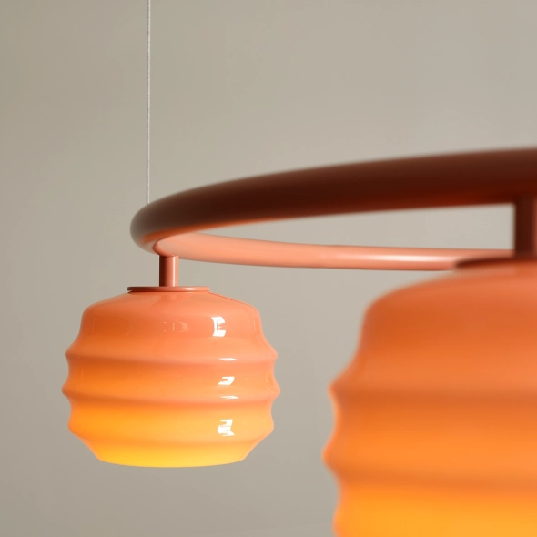 Okrągła lampa wisząca 5-płomienna w koralowym kolorze ze szklanymi kloszami PUFF 5 RING CORAL