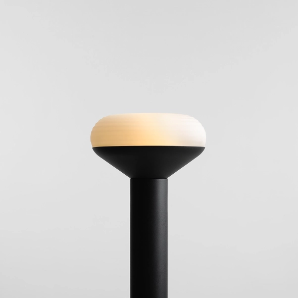 Minimalistyczna lampa stojąca TORO FLOOR DEEP BLACK proj. Kabo&Pydo