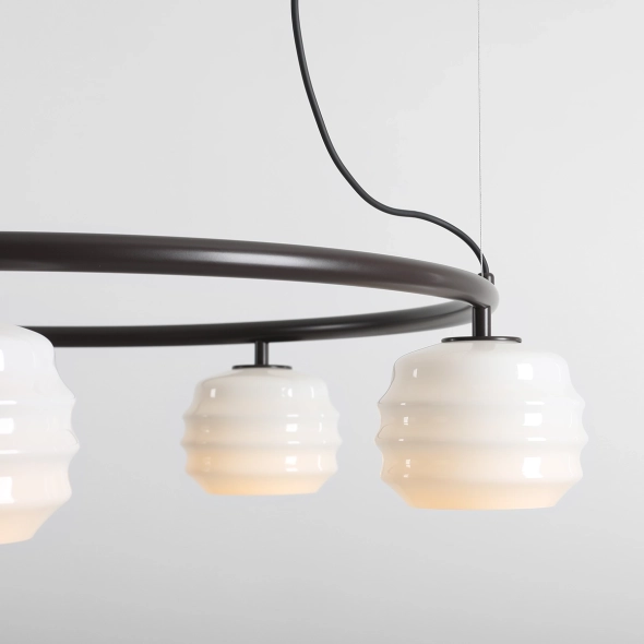 Okrągła lampa wisząca 5-płomienna w kolorze mokka ze szklanymi kloszami PUFF 5 RING MOKKA