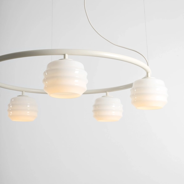 Okrągła lampa wisząca 5-płomienna w kremowym kolorze ze szklanymi kloszami PUFF 5 RING COTTON