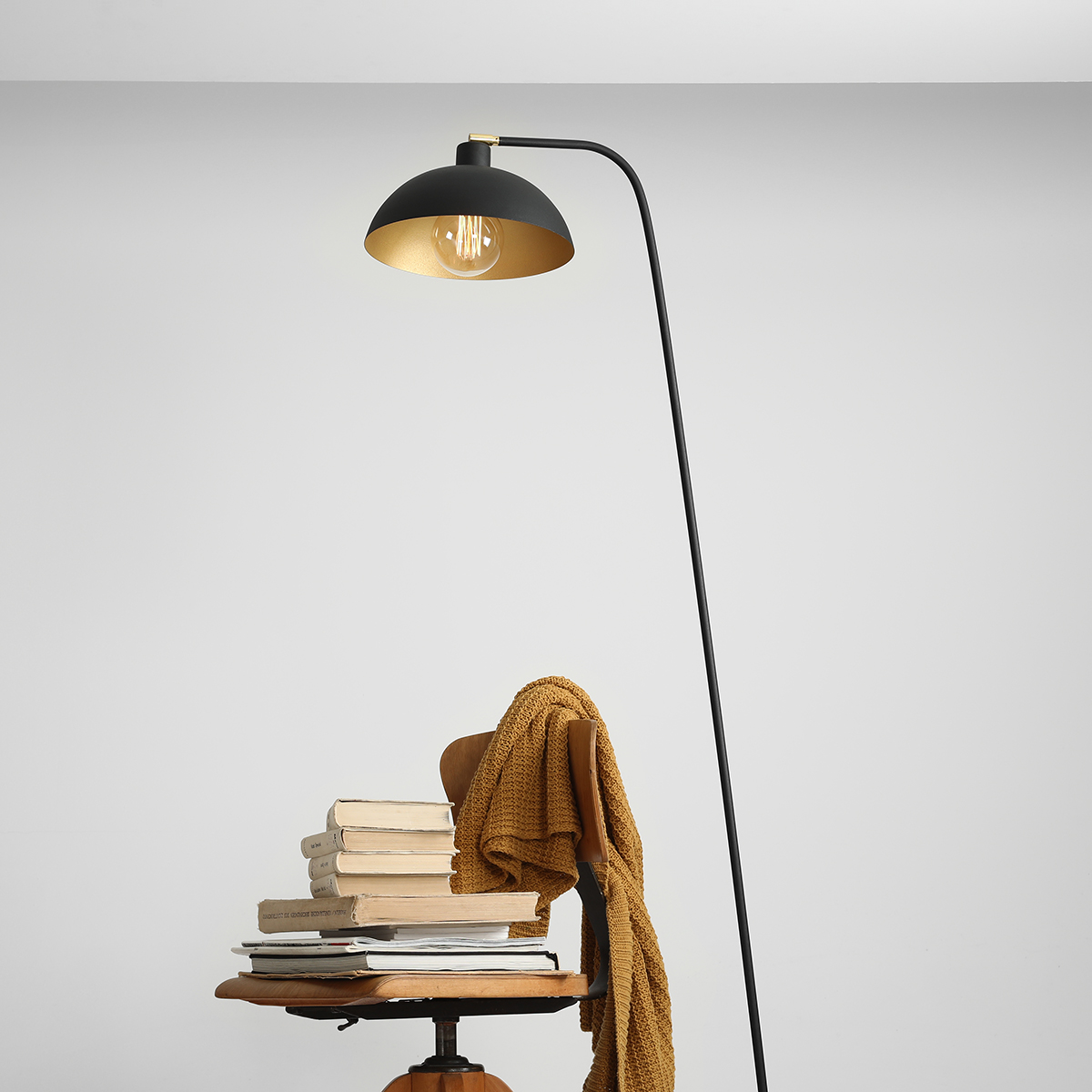 CZARNE LAMPY PODŁOGOWE - ELEGANCKIE OŚWIETLENIE WNĘTRZA