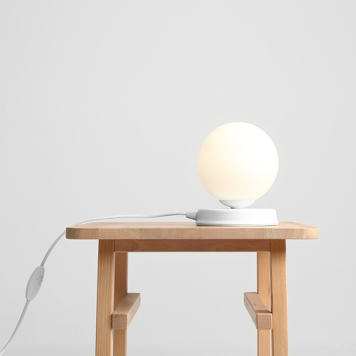LAMPY STOŁOWE – GDZIE I JAK JE UŻYWAĆ?