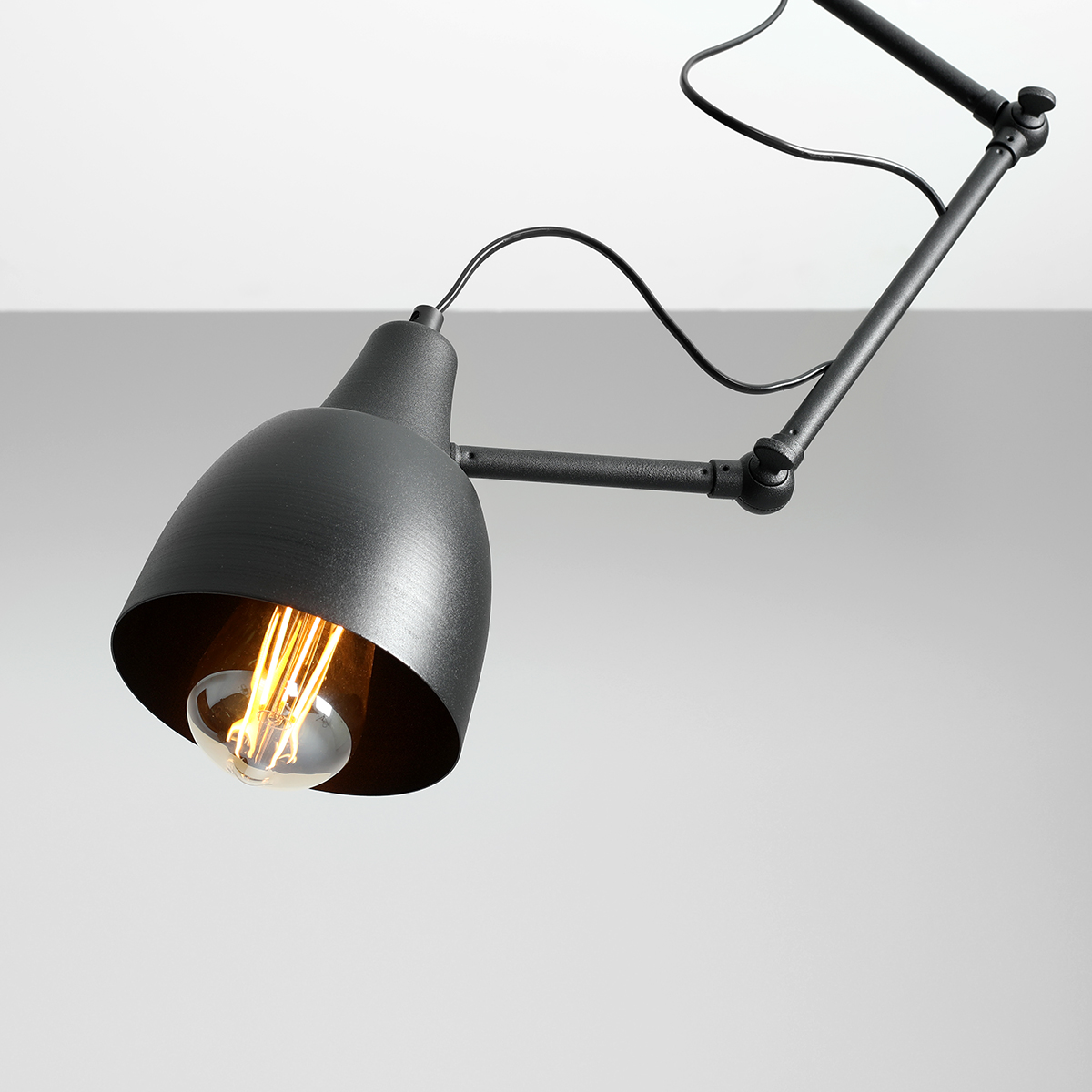 METALOWE LAMPY MINIMALISTYCZNE – OŚWIETLENIE DO NOWOCZESNYCH WNĘTRZ